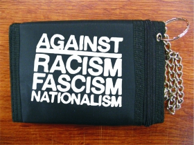 Against Racism, Fascism, nationalism  pevná textilná peňaženka s retiazkou a karabínkou, tlačené logo